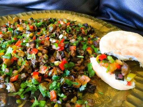 Salade Israelienne d’Aubergine grillées aux Légumes Croquants