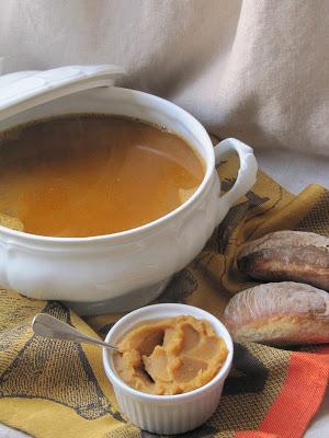 Soupe de poisson avec des parures