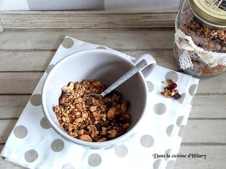 Granola maison au noix de cajou, chocolat et cranberries / Homemade cashew nuts, chocolate and cranberries granola