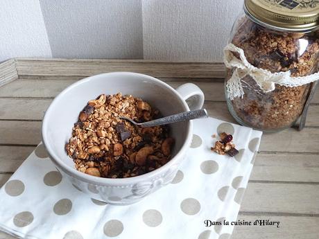 Granola maison au noix de cajou, chocolat et cranberries / Homemade cashew nuts, chocolate and cranberries granola