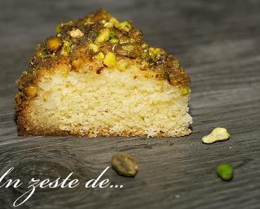 Un zeste de... gâteau extra moelleux en croûte de pistache, au sirop citronné