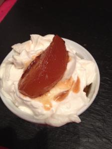 Pommes au caramel et chantilly à la vanille