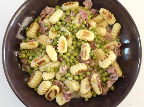 Gnocchis aux petits pois, jambon fumé et sauge