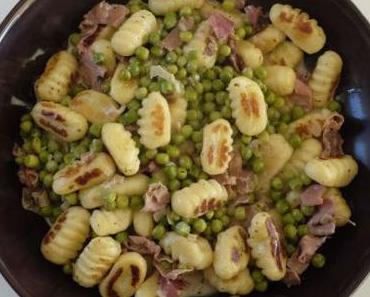 Gnocchis aux petits pois, jambon fumé et sauge