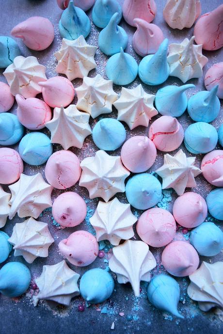 Pastel meringue kisses