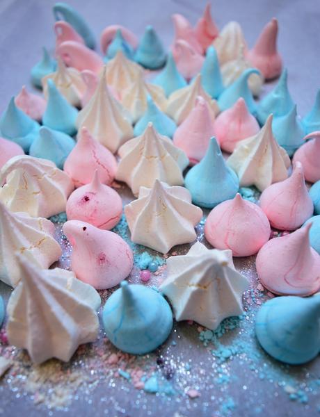 Pastel meringue kisses