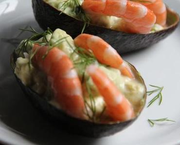 SALADE DE CREVETTES ET D'AVOCATS DANS LEUR COQUE