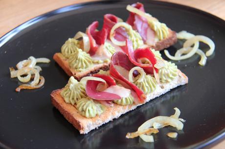 tartine avocat, magret fumé, piment d'Espelette