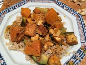Curry végétarien au tofu, pomme de terre douce et courgette