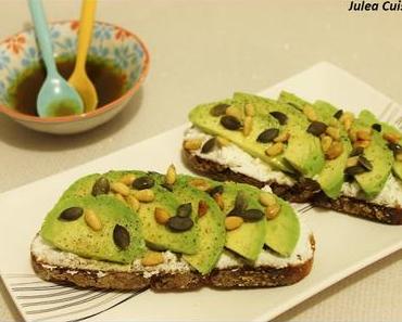 Avocado Toast : avocats, chèvre frais, pignons et graines de courges