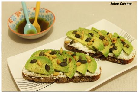 Avocado Toast : avocats, chèvre frais, pignons et graines de courges