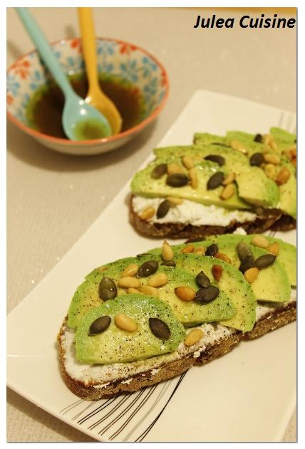 Avocado Toast : avocats, chèvre frais, pignons et graines de courges