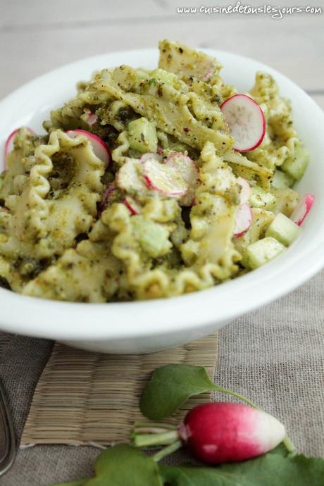 Salade de pâtes au concombre, radis et pesto de fanes - © www.cuisinedetouslesjours.com