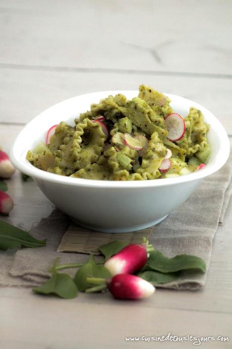 Salade de pâtes au concombre, radis et pesto de fanes - © www.cuisinedetouslesjours.com