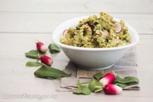 Salade de pâtes au concombre, radis et pesto de fanes - © www.cuisinedetouslesjours.com