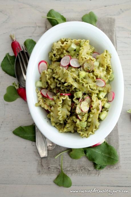 Salade de pâtes au concombre, radis et pesto de fanes - © www.cuisinedetouslesjours.com