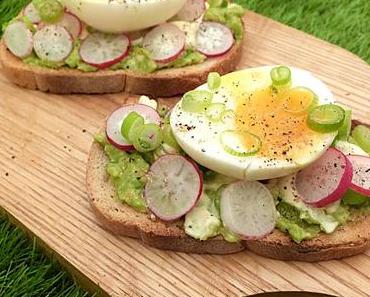 Avocado toast aux radis et oeuf mollet / Avocado toast with radish and soft boiled egg