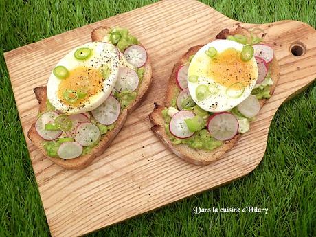 Avocado toast aux radis et oeuf mollet / Avocado toast with radish and soft boiled egg