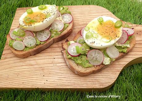 Avocado toast aux radis et oeuf mollet / Avocado toast with radish and soft boiled egg