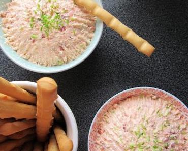Rillettes de saumon à la ciboulette et tomates séchées.