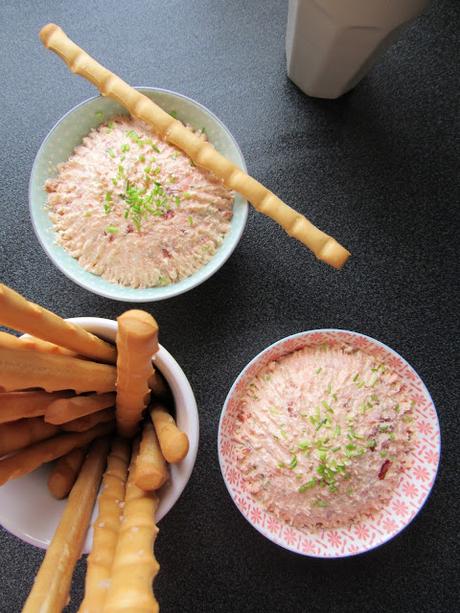 Rillettes de saumon à la ciboulette et tomates séchées.