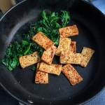 Un déjeuner en 15 minutes chrono – Tofu grillé et feuilles de moutarde