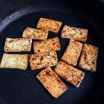 Un déjeuner en 15 minutes chrono – Tofu grillé et feuilles de moutarde