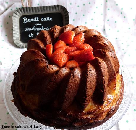 Bundt cake au rhubarb curd et à la fraise / Rhubarb curd and strawberry bundt cake