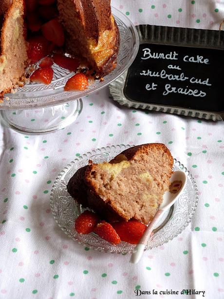 Bundt cake au rhubarb curd et à la fraise / Rhubarb curd and strawberry bundt cake