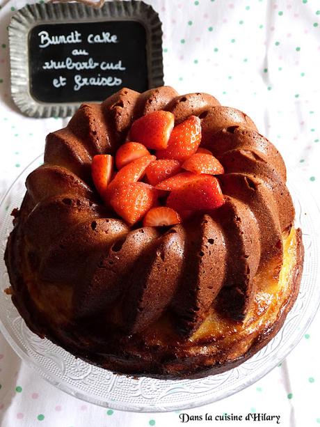 Bundt cake au rhubarb curd et à la fraise / Rhubarb curd and strawberry bundt cake