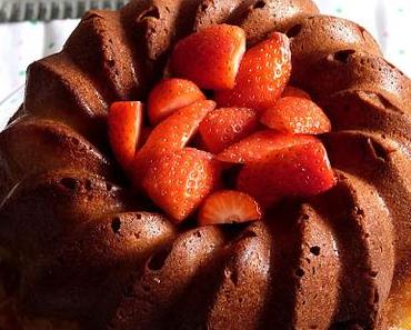 Bundt cake au rhubarb curd et à la fraise / Rhubarb curd and strawberry bundt cake