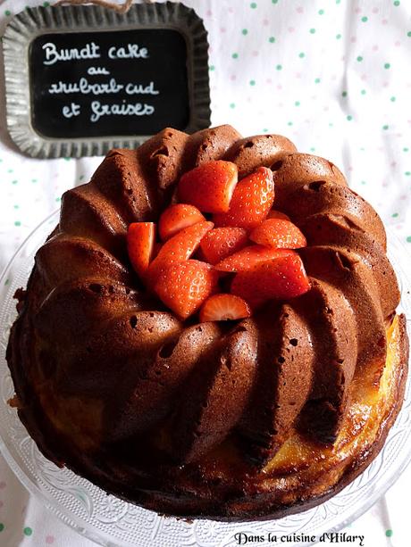 Bundt cake au rhubarb curd et à la fraise / Rhubarb curd and strawberry bundt cake