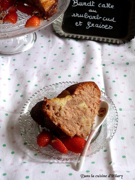 Bundt cake au rhubarb curd et à la fraise / Rhubarb curd and strawberry bundt cake