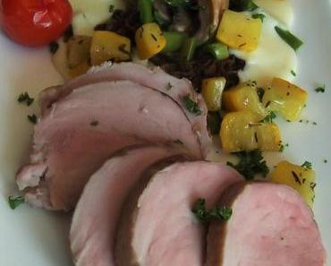 Filet mignon cuit en basse température, et poêlée d'asperges, morilles, et courgettes jaunes, servie avec une crème d'ail