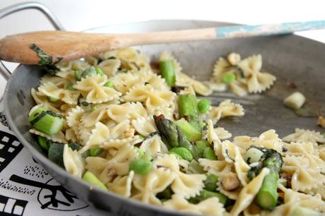 Farfalle aux asperges, fèves et noisettes