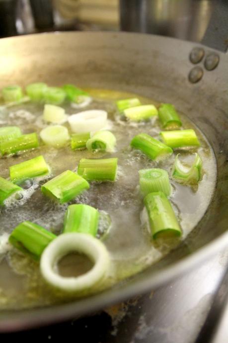 Farfalle aux asperges, fèves et noisettes