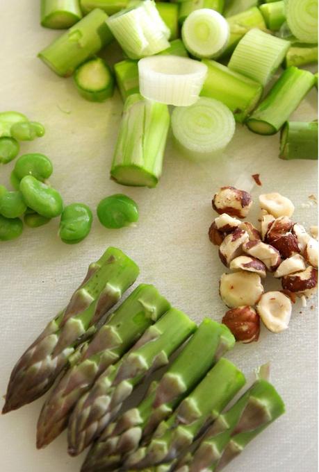 Farfalle aux asperges, fèves et noisettes