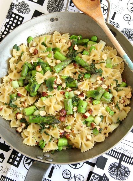 Farfalle aux asperges, fèves et noisettes