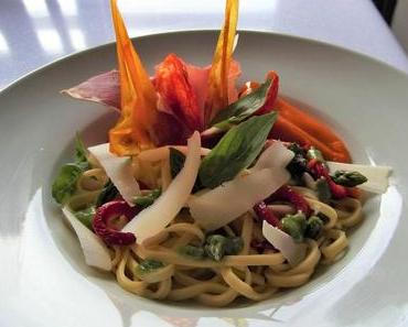 Tagliatelles à l'Italienne, pesto, poivron, jambon cru et parmesan, avec quelques asperges vertes