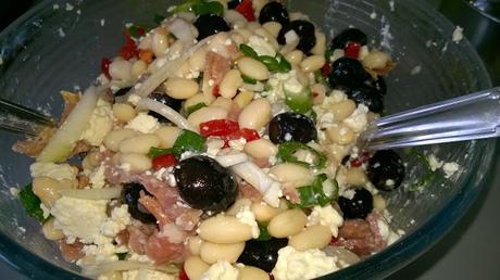 Salade de haricots blancs, jambon, olives et poivrons rouges