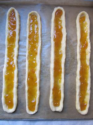 Biscuits creusés à la confiture