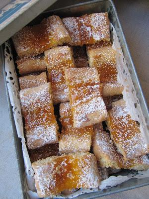 Biscuits creusés à la confiture