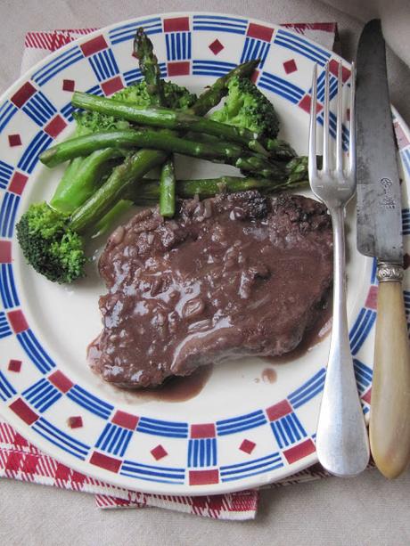 Côtes de porc au vin rouge,  poêlée de brocolis & asperges vertes