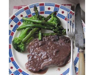 Côtes de porc au vin rouge,  poêlée de brocolis & asperges vertes