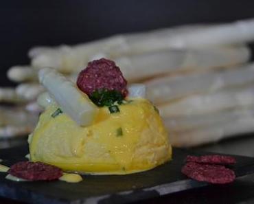Gâteau d'asperges et sa sauce aux herbes