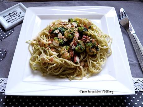 Spaghettis aux crevettes sautées, pesto à l'ail des ours et amandes / Shrimp, bear's garlic pesto and almond spaghettis