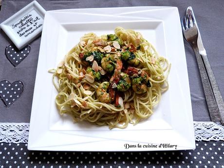 Spaghettis aux crevettes sautées, pesto à l'ail des ours et amandes / Shrimp, bear's garlic pesto and almond spaghettis