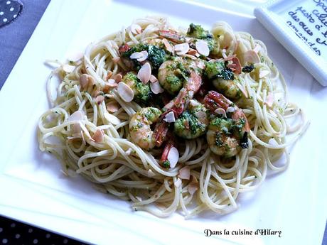 Spaghettis aux crevettes sautées, pesto à l'ail des ours et amandes / Shrimp, bear's garlic pesto and almond spaghettis