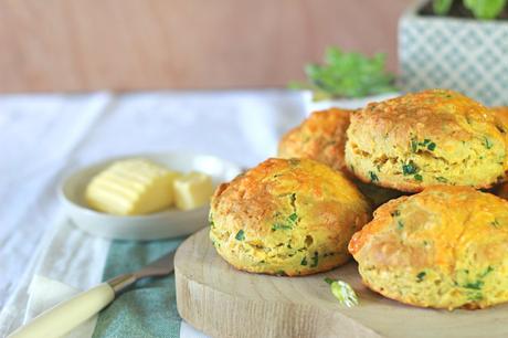 Scones à l’ail des ours et au cheddar