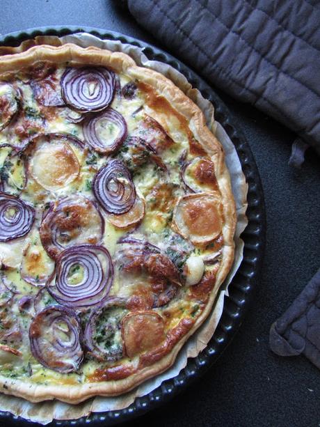 Quiche aux oignons rouges et fromage de chèvre.